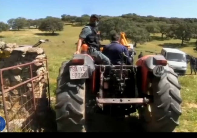 El acusado conduce un tractor durante la reconstrucción.