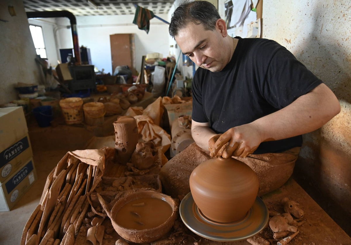 Juan Vázquez, el alfarero más joven (49 años) de Salvatierra, en su taller artesano.