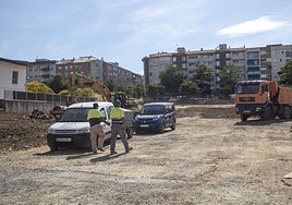 Primeros trabajos y movimientos de tierra en el nuevo parking, que unirá las barriadas de Las 300 y el Nuevo Cáceres.