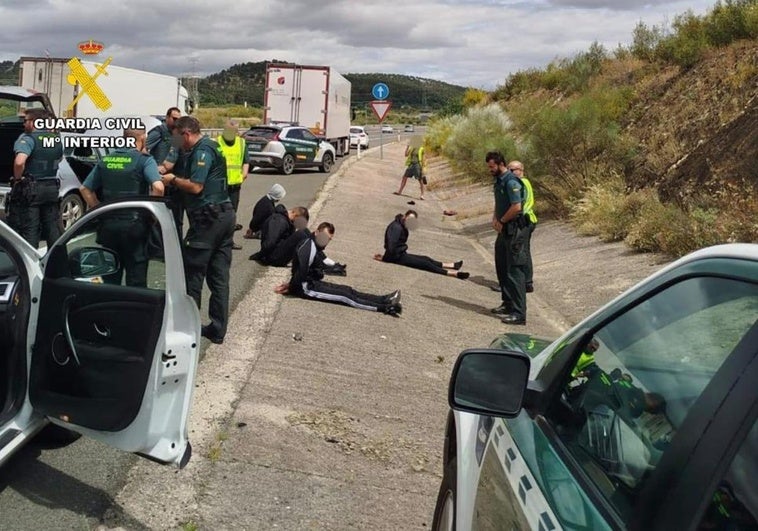 Los atracadores, tras ser interceptados en la autovía A-66, a la altura de Cañaveral.