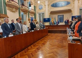 Los diputados guardan un minuto de silencio por Ramón Rocha, que fue presidente de la institución, antes de comenzar el pleno sobre el contrato del hermano de Pedro Sánchez este martes.