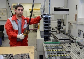 Un trabajador de Deutz Spain en su fábrica de Zafra.