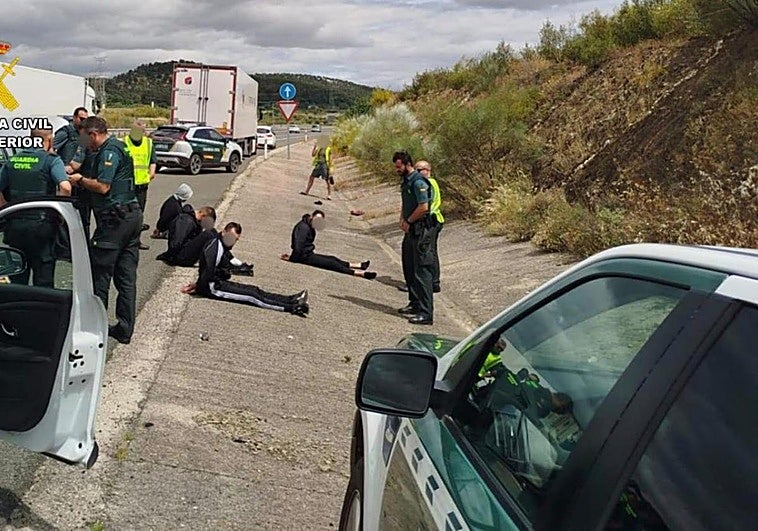 Los cuatro detenidos, tras ser arrestados por la Guardia Civil en la A-66.