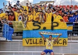 Celebración con la grada del Municipal de Villafranca esta temporada.