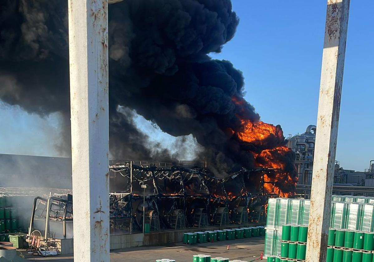 El incendio en la fábrica de tomate de Conesa en Miajadas afecta a una zona de máquinas y bidones