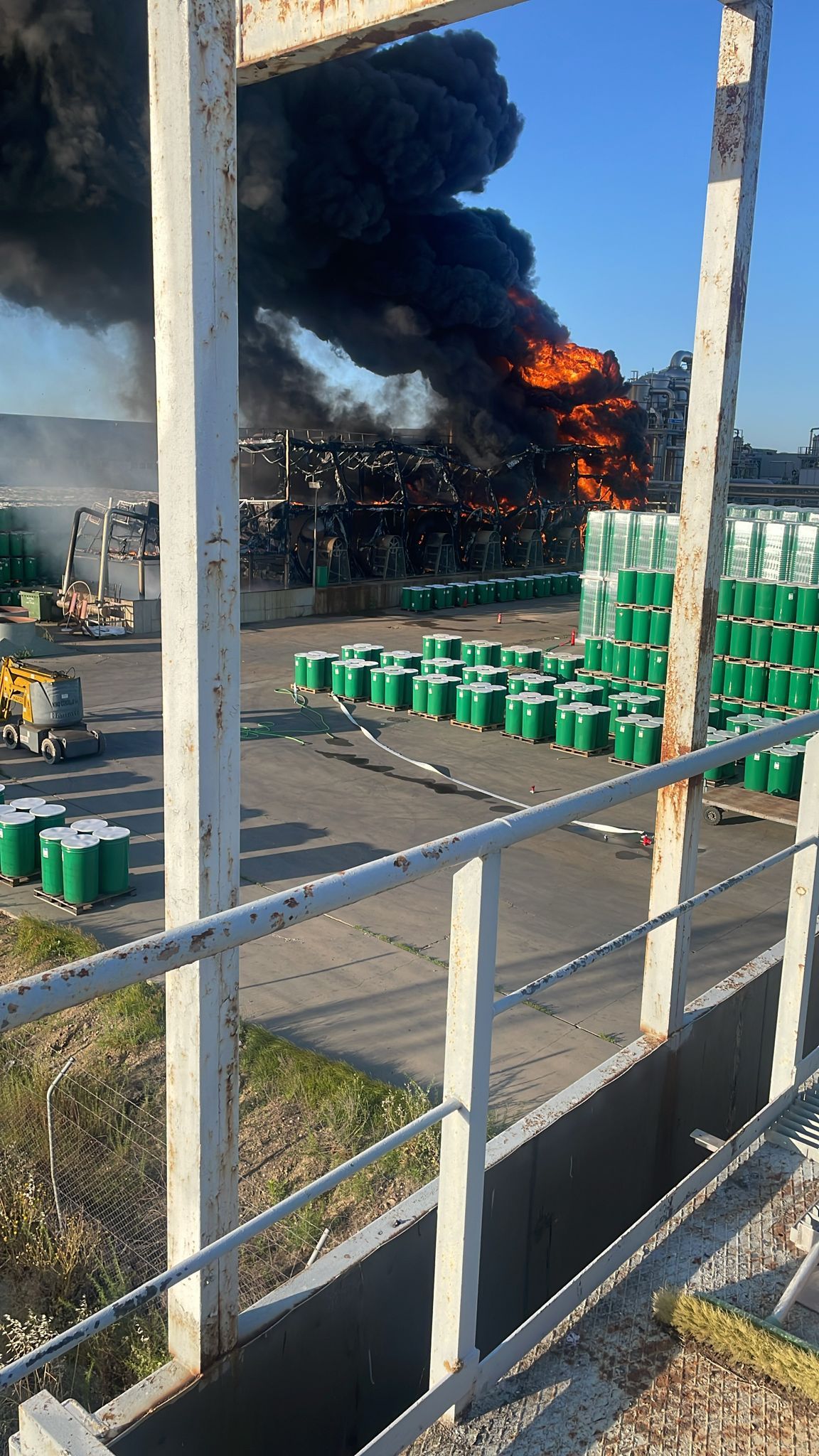 Imágenes del desarrollo del incendio en la fábrica de tomates Conesa de Miajadas