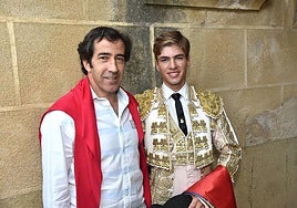 Juan Mora junto a su sobrino Alejandro Mora en el patio de cuadrillas de la plaza de toros Plasencia.