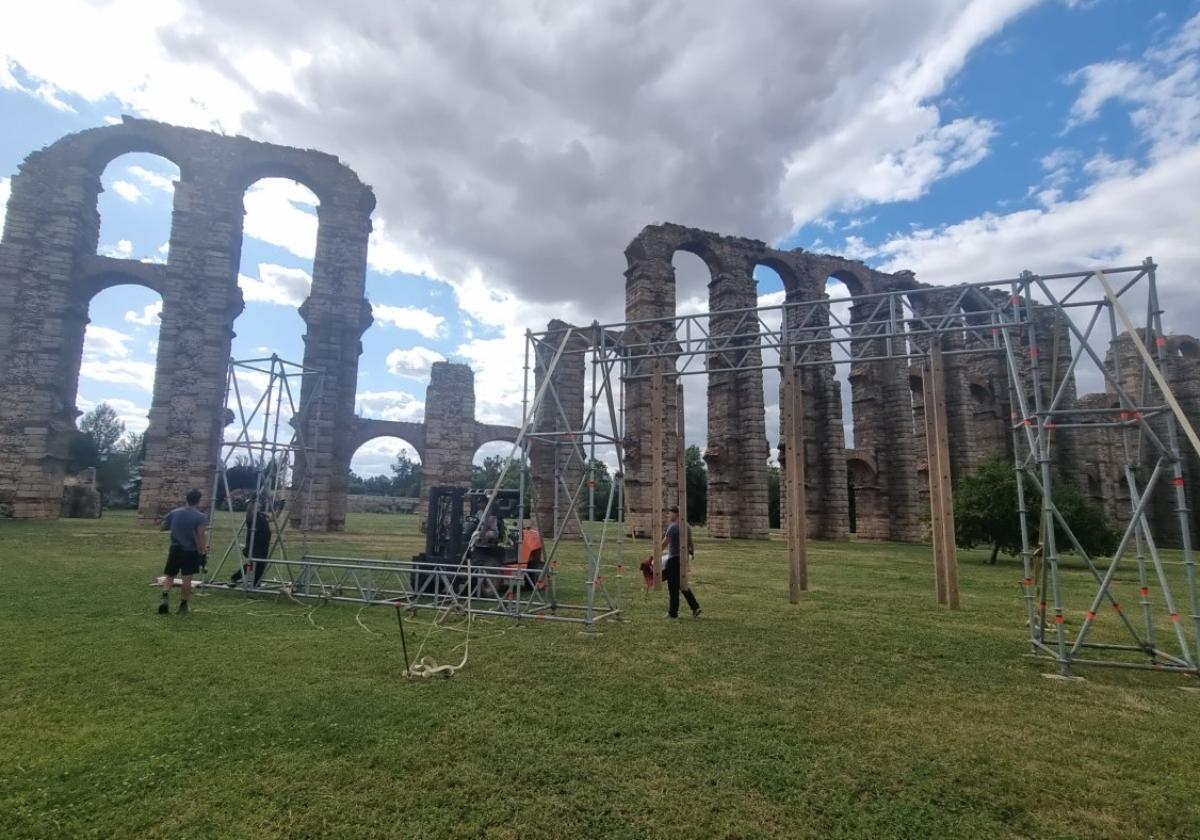 Instalación de los obstáculos en el acueducto de los Milagros.