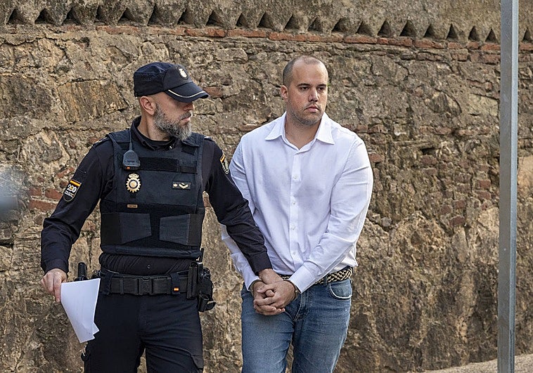 Eugenio Delgado es conducido este jueves por la policía a la Audiencia de Badajoz.