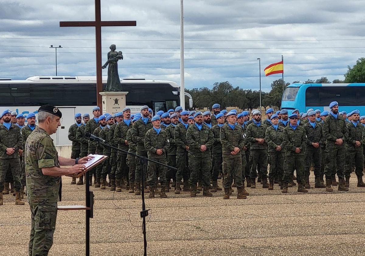 Militares extremeños en el acto de bienvenida a su vuelta.