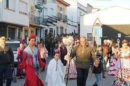 Miembros de la Hermandad y romeros acompañan al Santo en su procesión el día 15 de mayo de 2024 en Monesterio