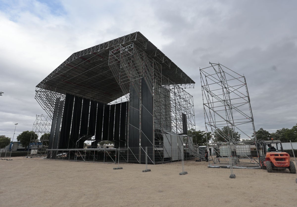 Montaje del escenario para los conciertos de Robe este jueves en el Recinto Hípico.