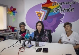 Flor Mirón, psicóloga en Extremadura Entiende, y Sisi Cáceres, representante institucional de la organización.