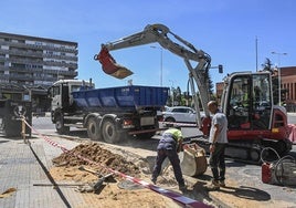 Trabajos de mejora de la red de agua en Badajoz.