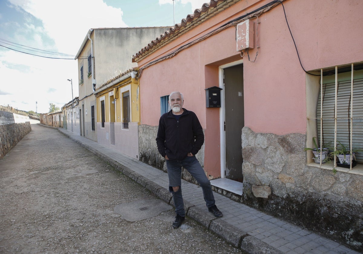 Uno de los afectados por los derribos, Patxi Cañamero, en la puerta de su casa en Alto de Fuente Fría.