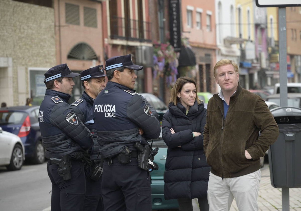 Policías con el alcalde el día en que suspendieron la Vuelta al Baluarte.