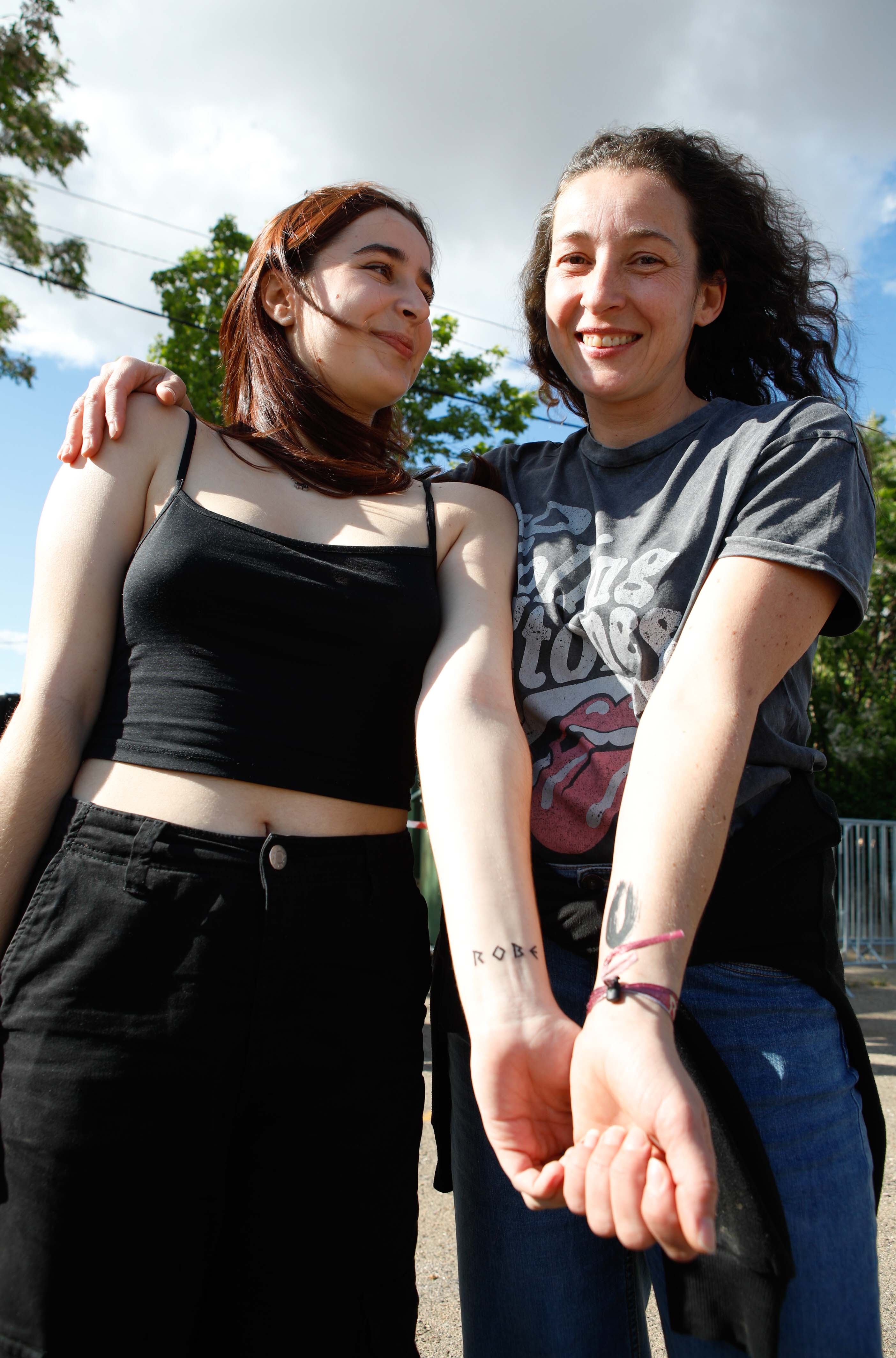 Fotos | Así viven la previa del concierto en Cáceres los fans de Los Robe (II)