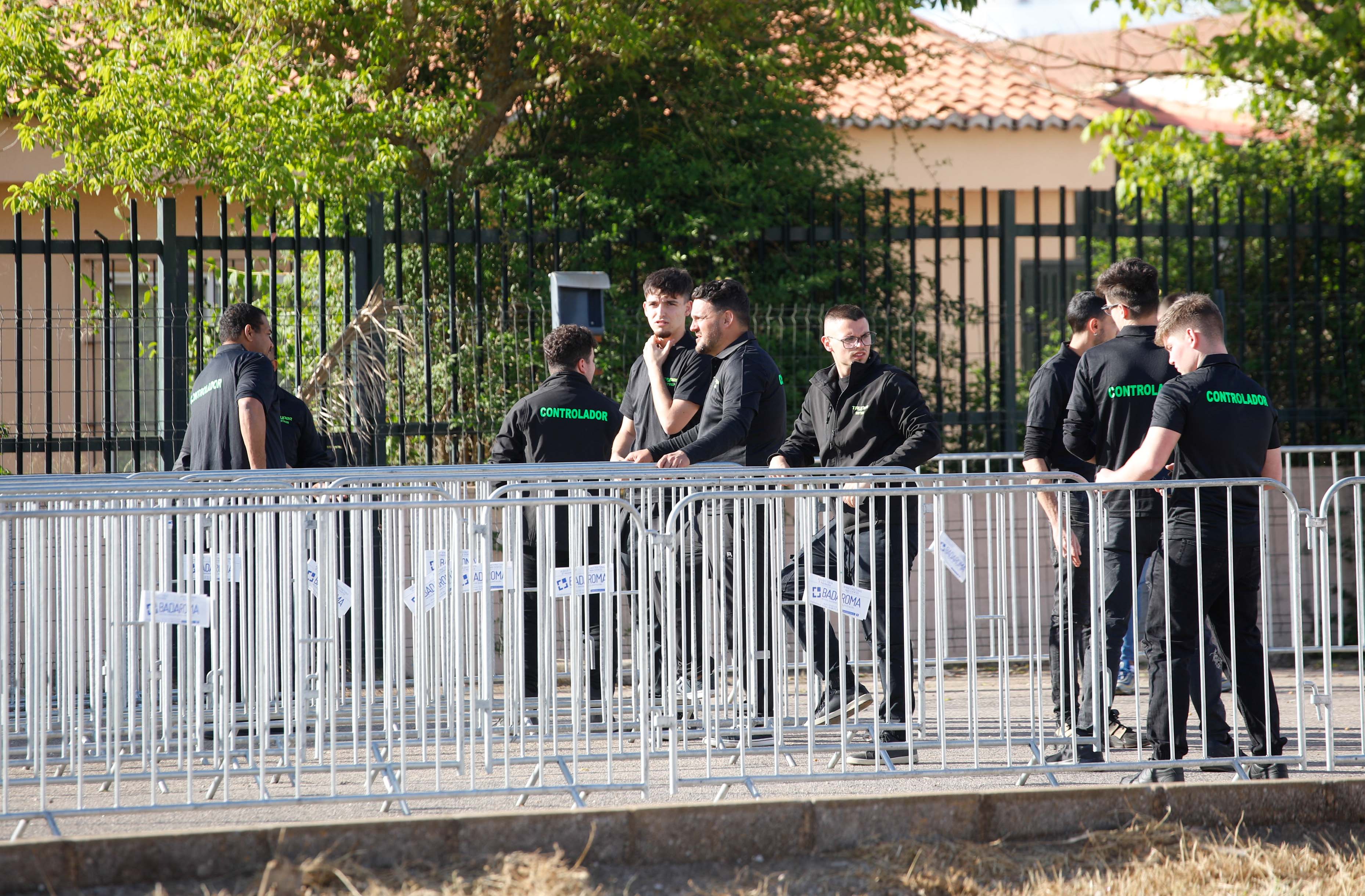 Fotos | Así viven la previa del concierto en Cáceres los fans de Los Robe (II)