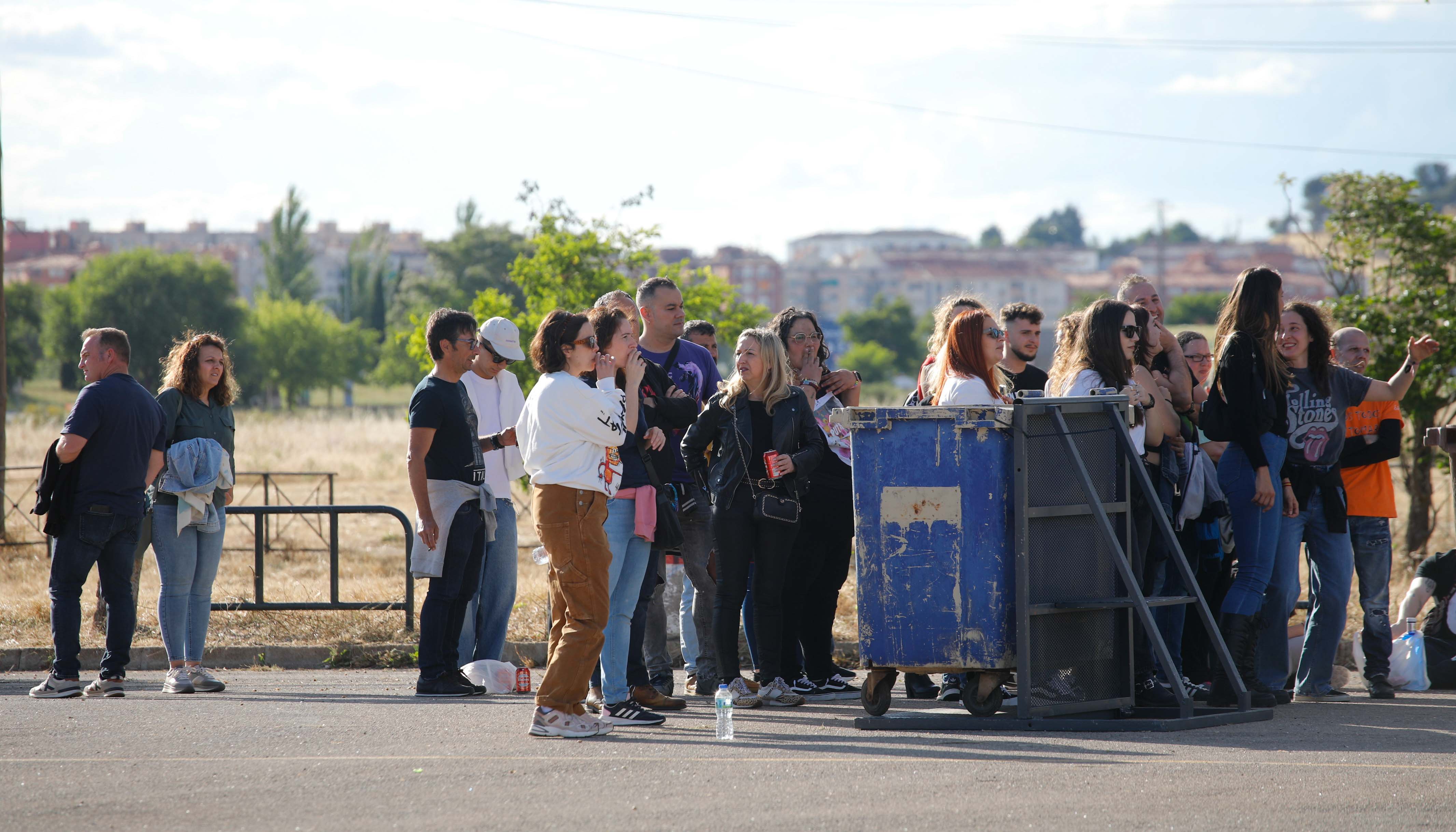 Fotos | Así viven la previa del concierto en Cáceres los fans de Los Robe (I)