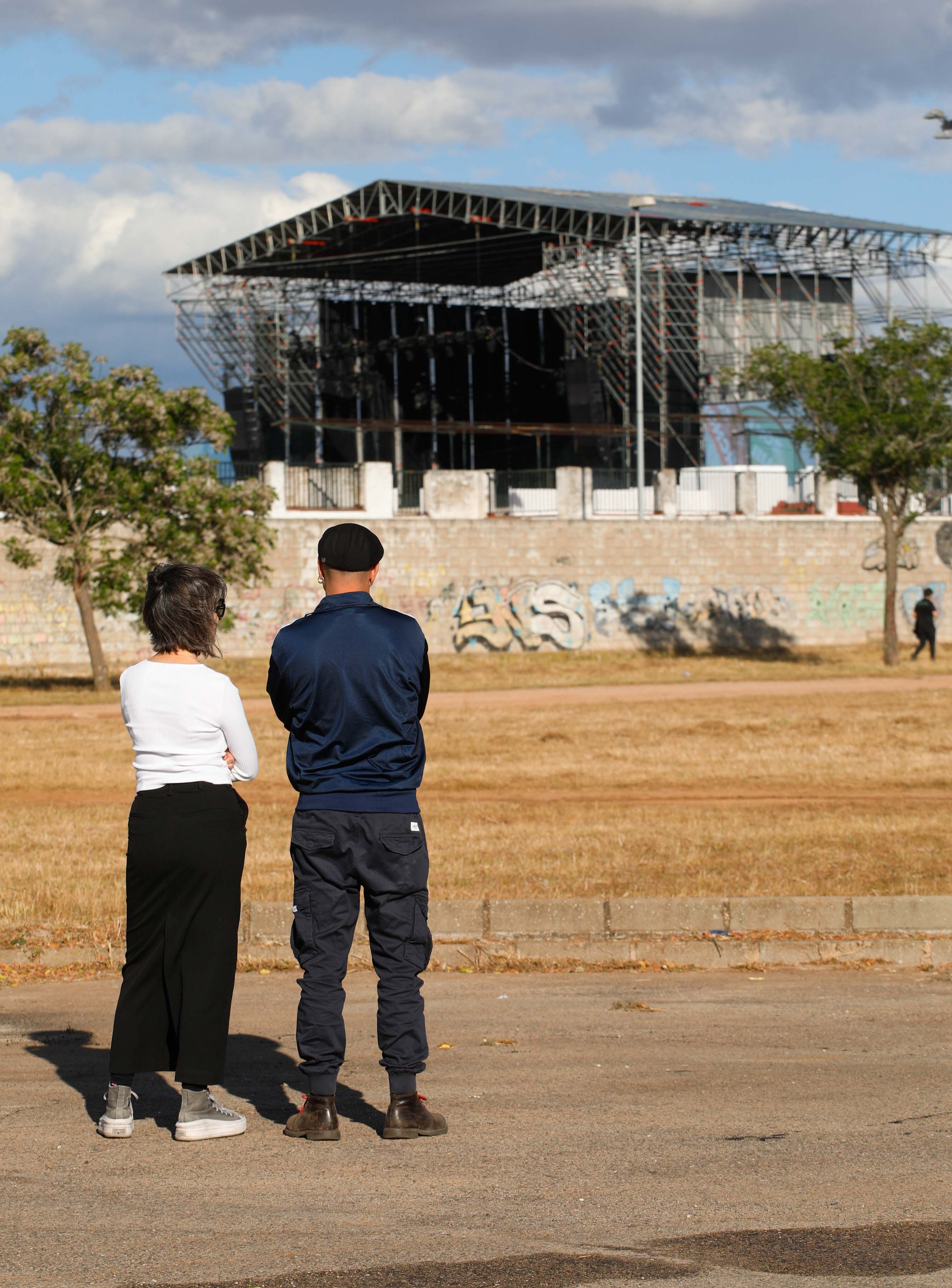 Fotos | Así viven la previa del concierto en Cáceres los fans de Los Robe (I)