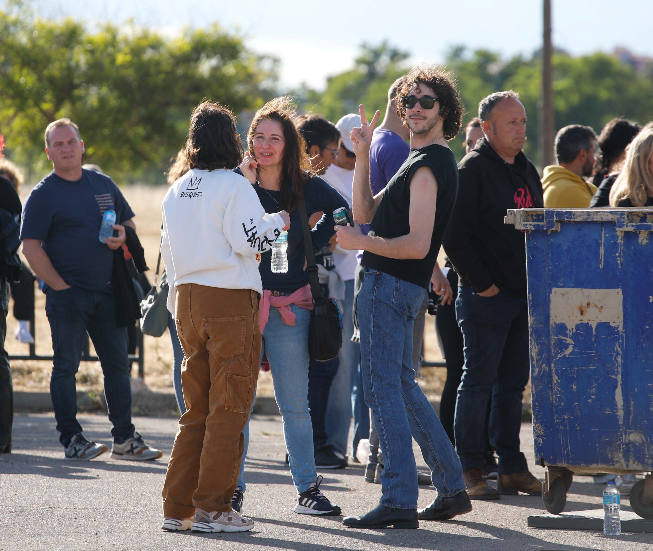 Fotos | Así viven la previa del concierto en Cáceres los fans de Los Robe (I)