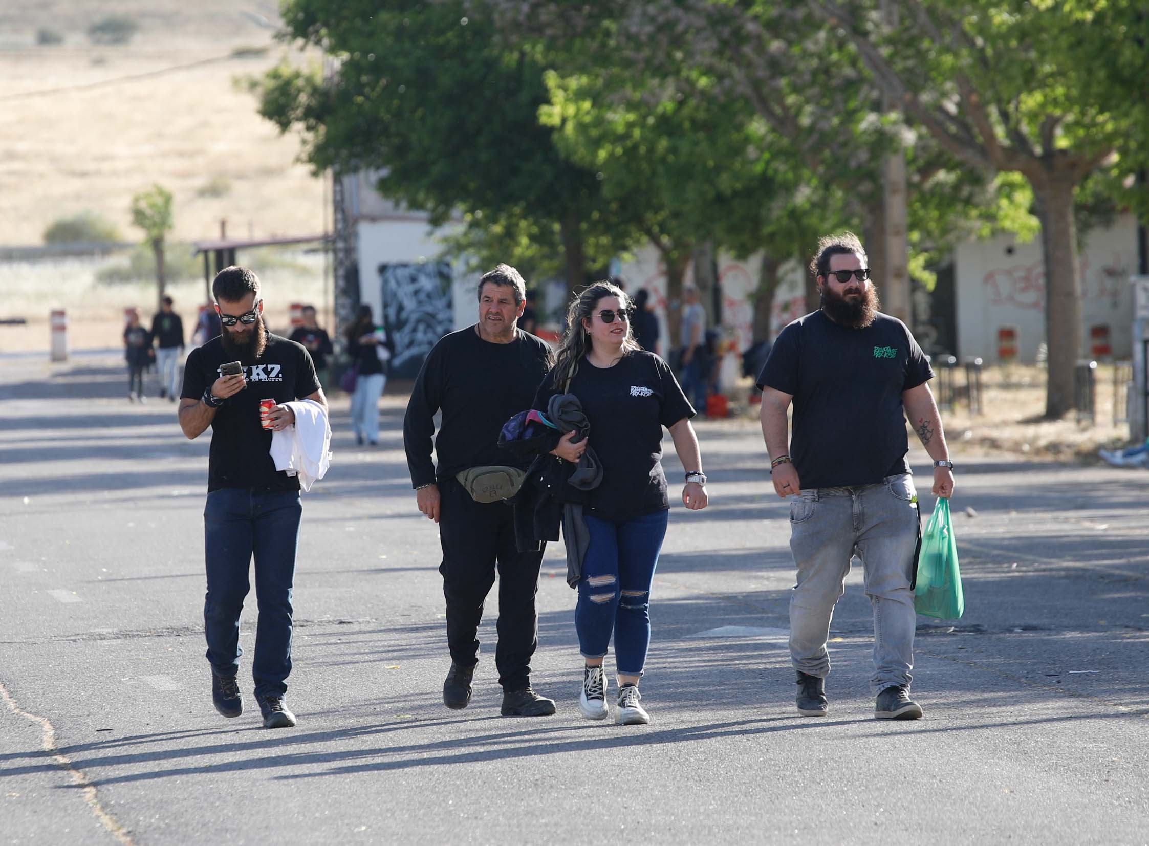 Fotos | Así viven la previa del concierto en Cáceres los fans de Los Robe (I)