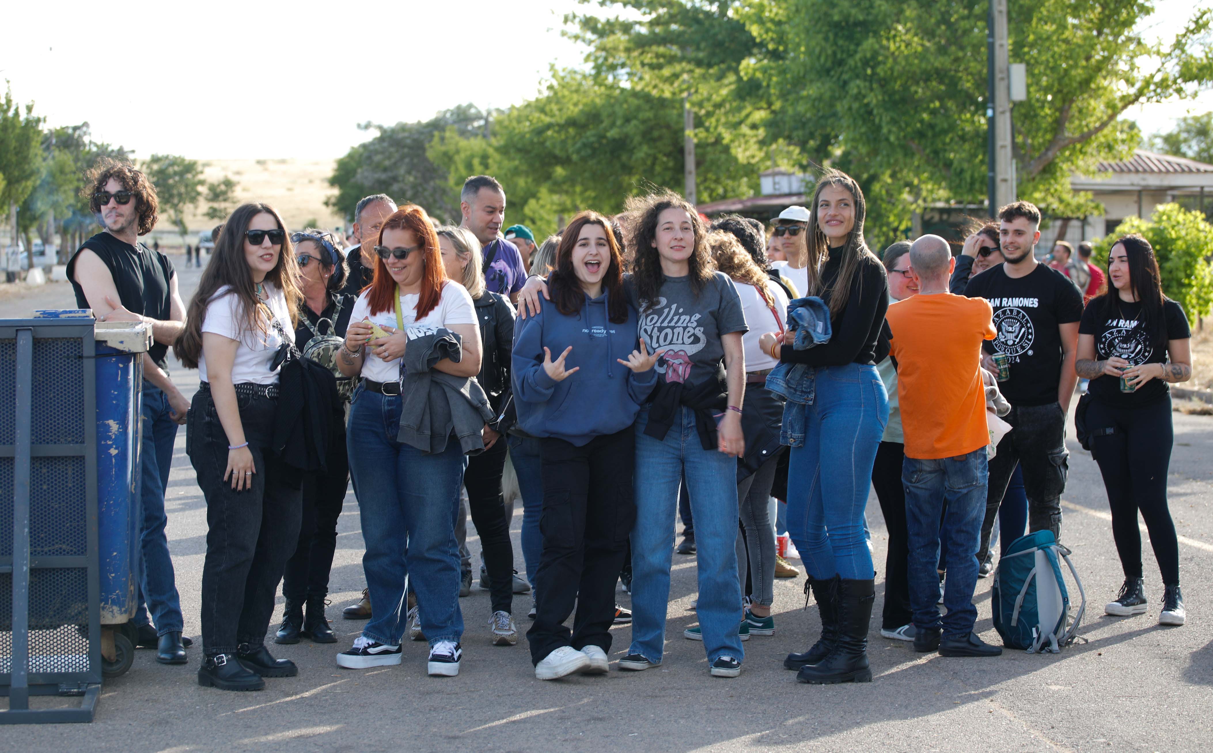 Fotos | Así viven la previa del concierto en Cáceres los fans de Los Robe (I)