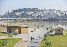 La empresa que limpie el parque del río asumirá la vigilancia nocturna y la plantación de árboles
