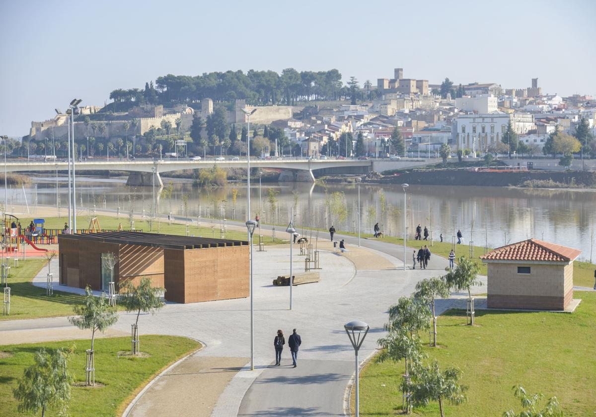 La empresa que limpie el parque del río asumirá la vigilancia nocturna y la plantación de árboles