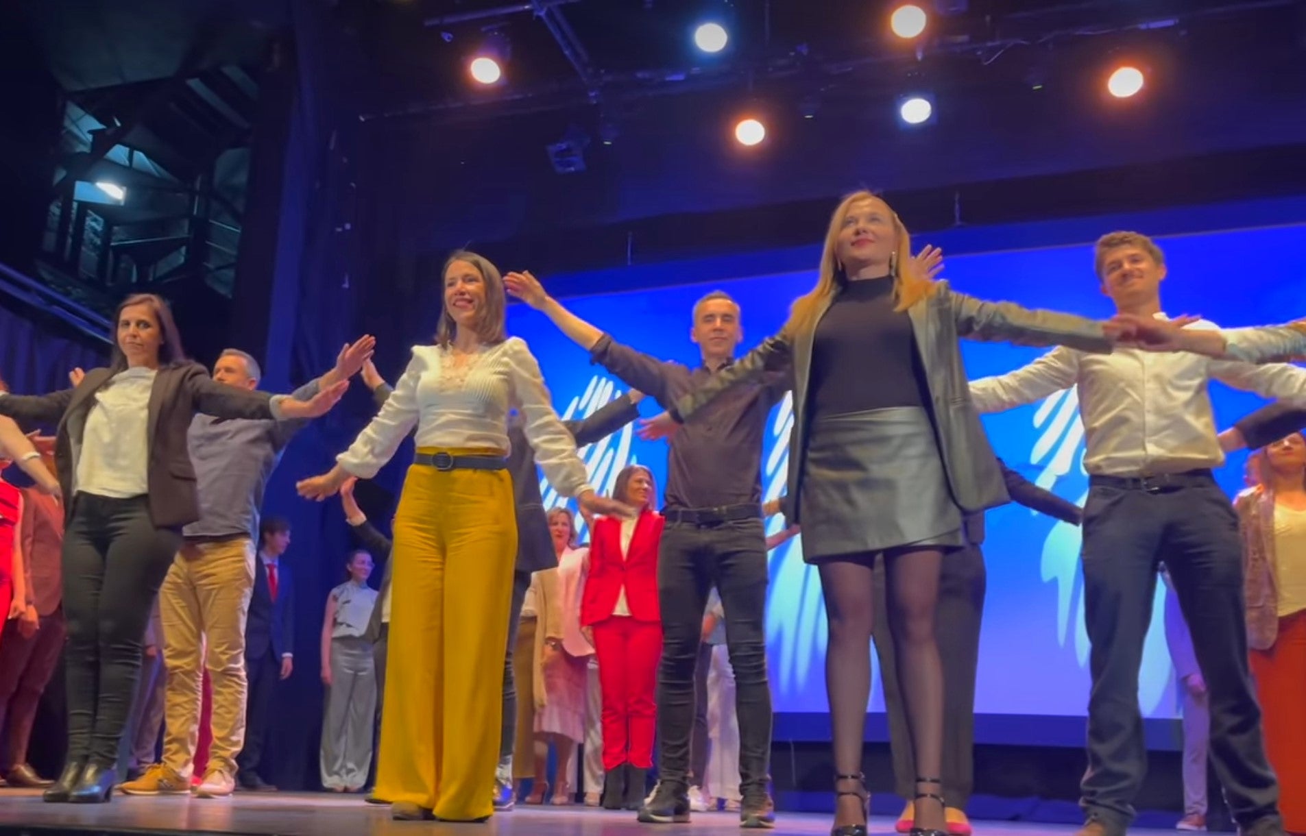 Profesores y familiares también participaron en la coreografía final