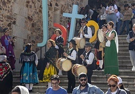 Los trajes regionales y la música de los pueblos llena ya el casco histórico de Cáceres.