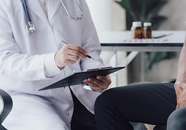 Un médico atiende a un paciente en consulta.