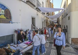 La calle Encarnación, llena de puestos de ropa esta mañana.