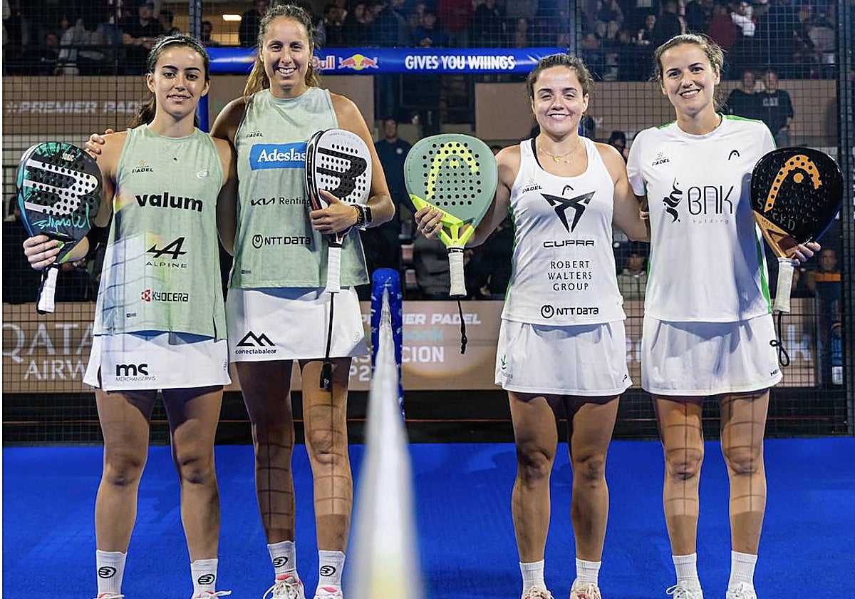 Paula Josemaría y Ari Sánchez posan con sus oponentes Gemma Triay y Claudia Fernández antes de las semifinales de Asunción.