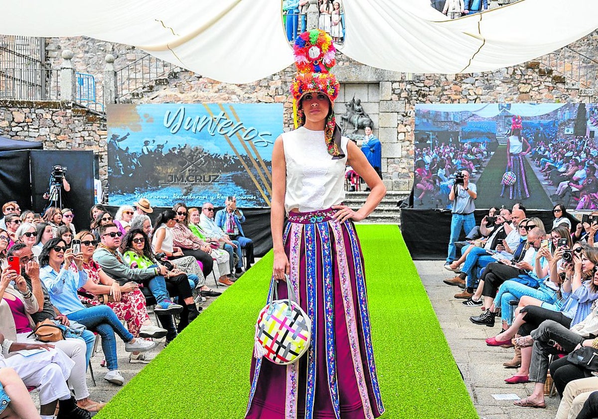 Jato se despidió con un vistoso desfile de moda sostenible de diseñadores de la provincia en la plaza de San Jorge.