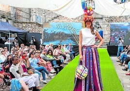 Jato se despidió con un vistoso desfile de moda sostenible de diseñadores de la provincia en la plaza de San Jorge.