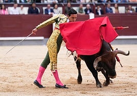El diestro Juan de Castilla, con su primer toro