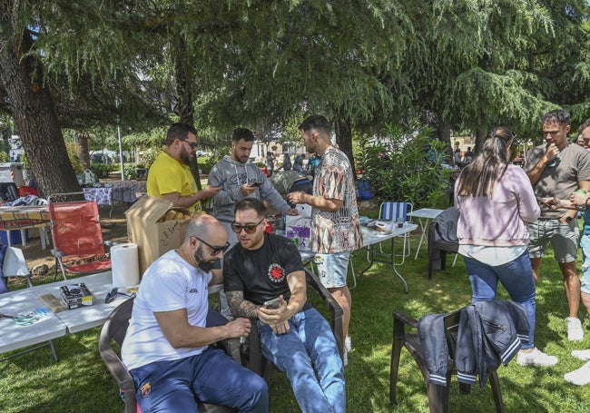 Vecinos de Valdebótoa consultan las noticas de HOY sobre la detención en su pueblo durante la celebración de San Isidro, ayer.