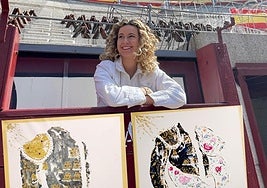 Sofía Triviño con algunos de sus lienzos en Las Ventas.
