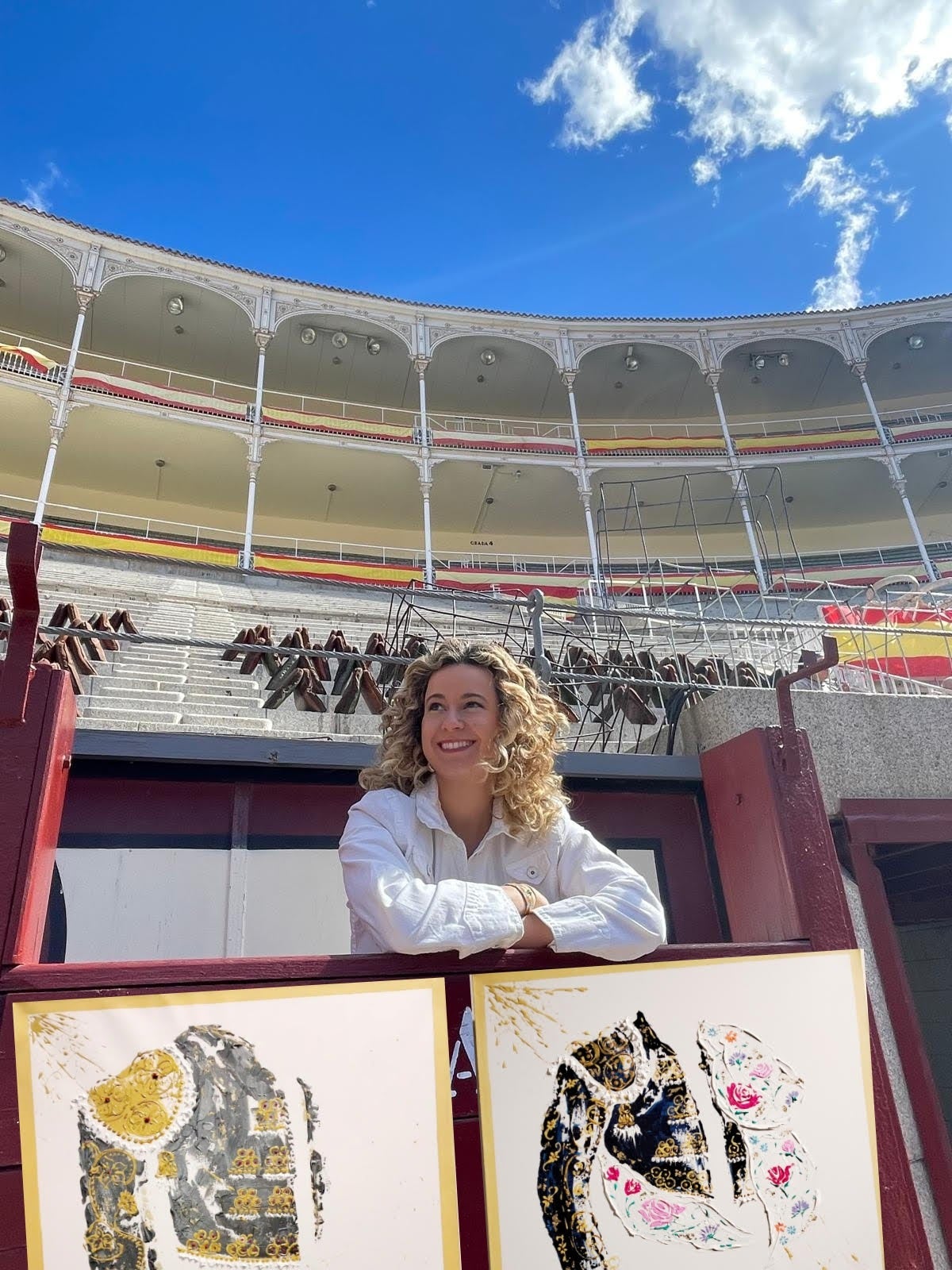 Sofía Triviño con algunos de sus lienzos en Las Ventas.