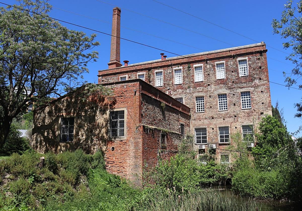 Aspecto actual dela fábrica de harinas,a pies del canaldel río Jerte.