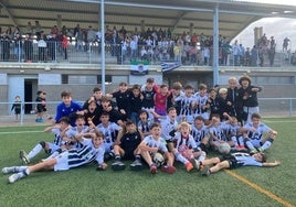 Los alevines del Badajoz celebran el pase a la final por el título tras vencer al Flecha.