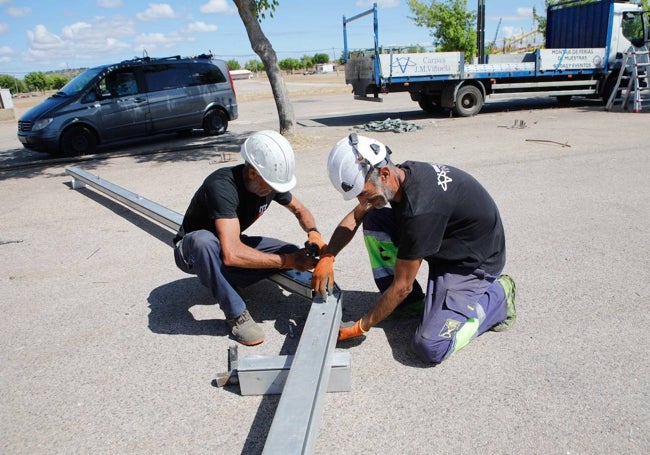 Primeros trabajos para instalar una carpa, este lunes en el Ferial.