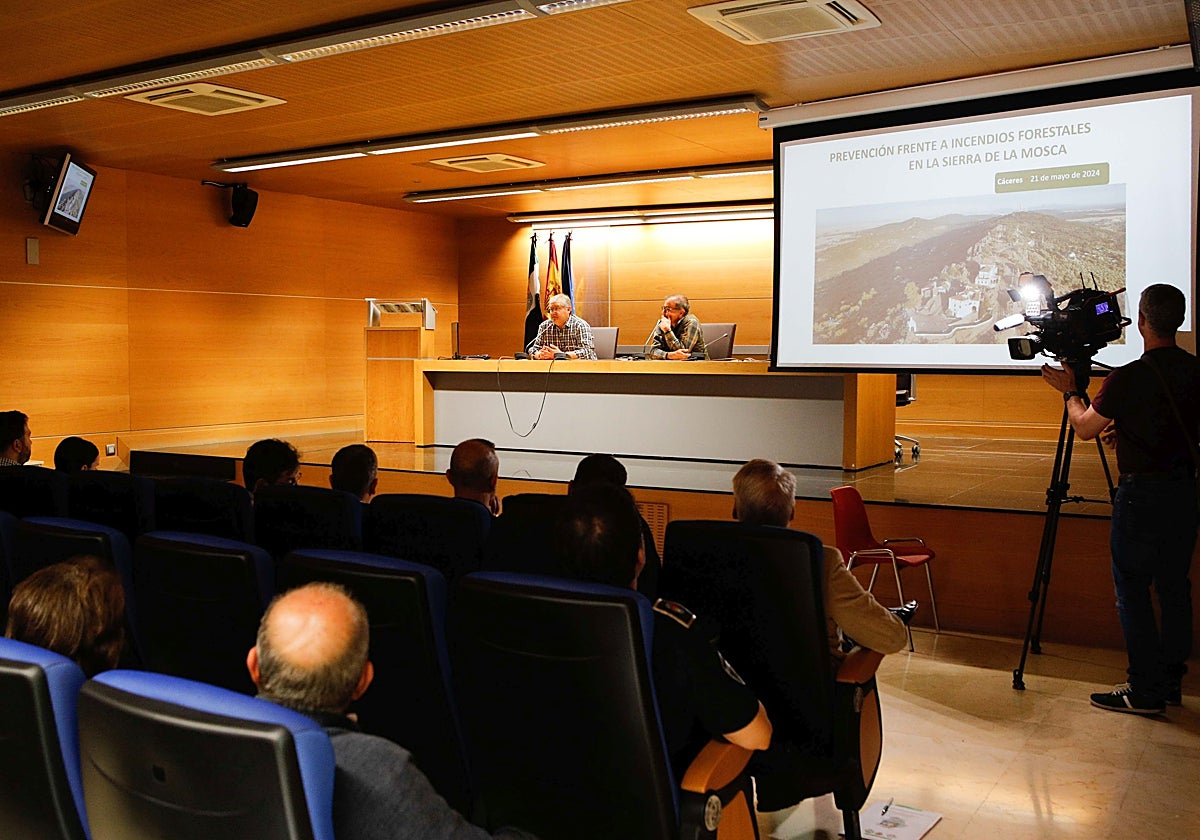 Víctor Pérez, del Infoex, y Santiago Hernández, del Sepei, durante una de las intervenciones.