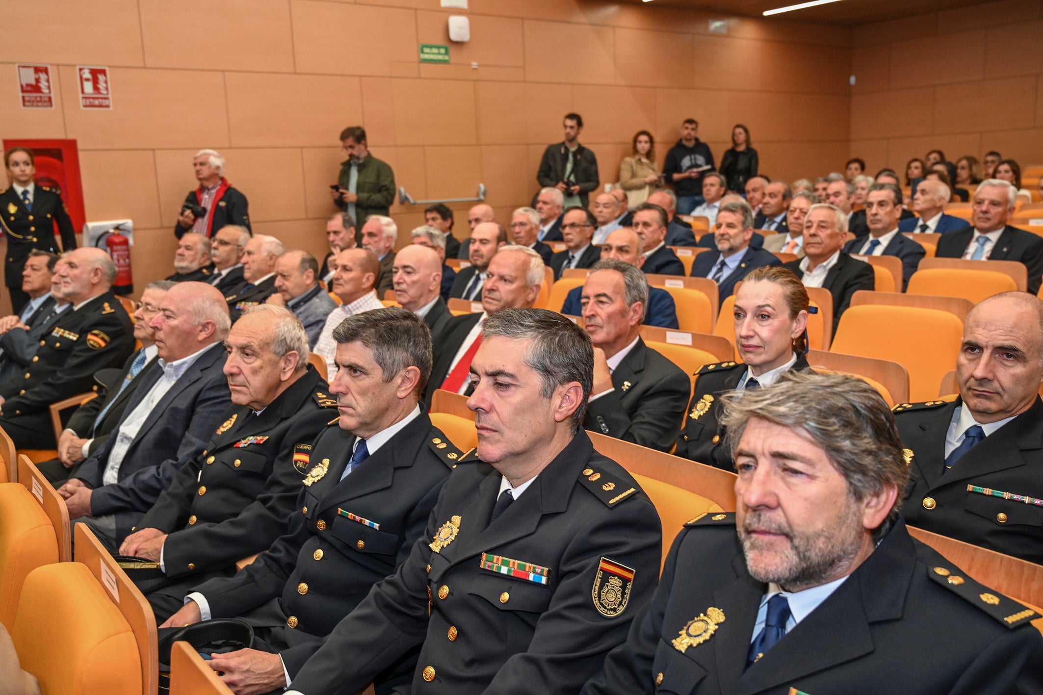 Fotos | Acto de entrega de diplomas de la Policía Nacional en Badajoz a miembros honorarios y jubilados