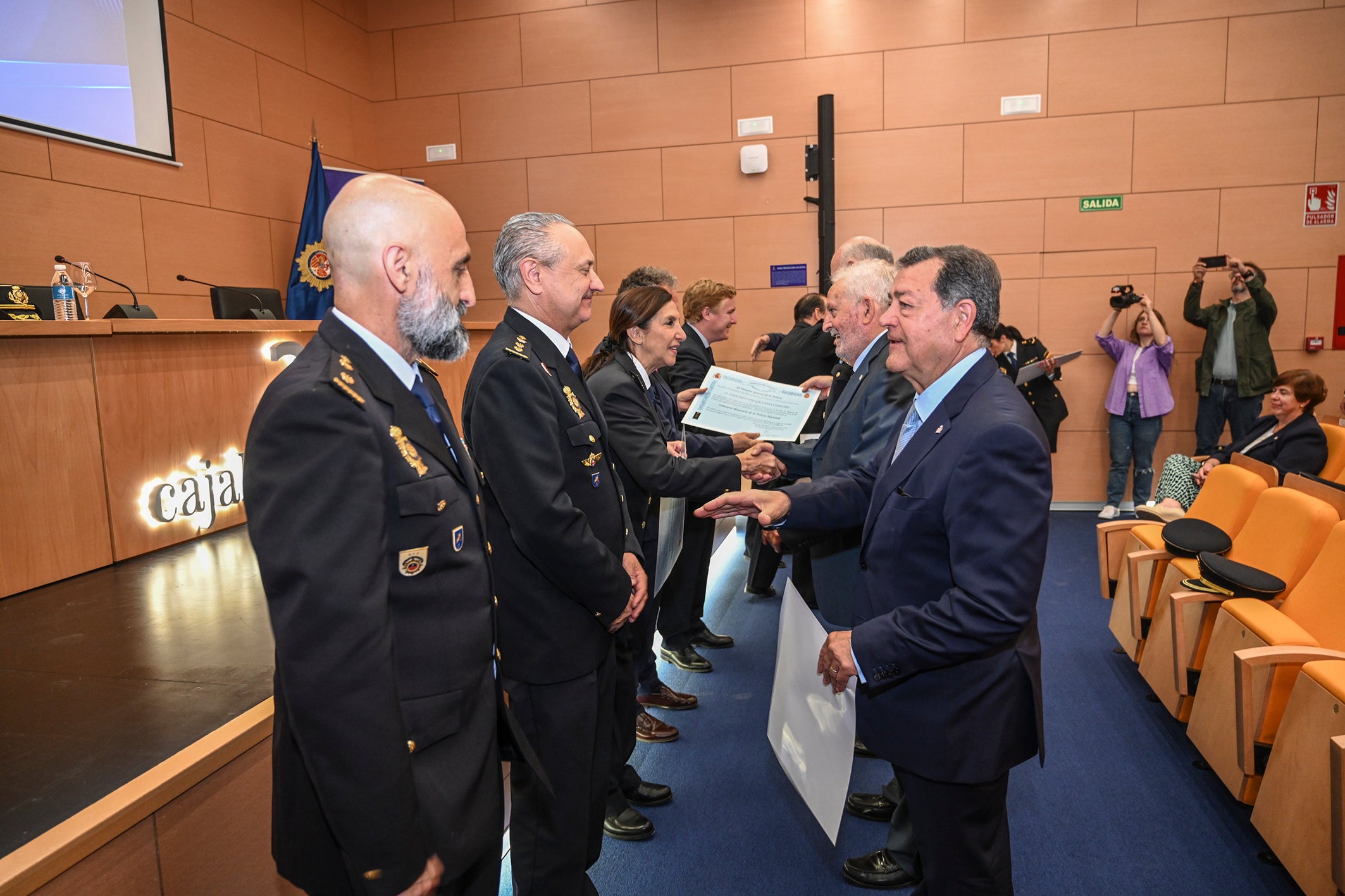 Fotos | Acto de entrega de diplomas de la Policía Nacional en Badajoz a miembros honorarios y jubilados