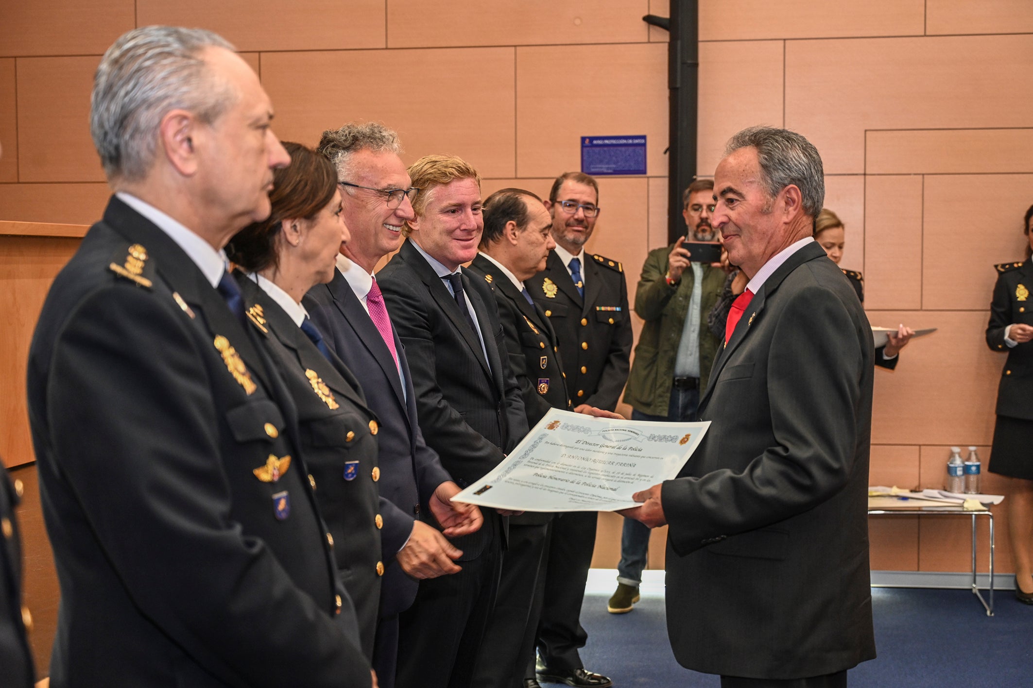 Fotos | Acto de entrega de diplomas de la Policía Nacional en Badajoz a miembros honorarios y jubilados