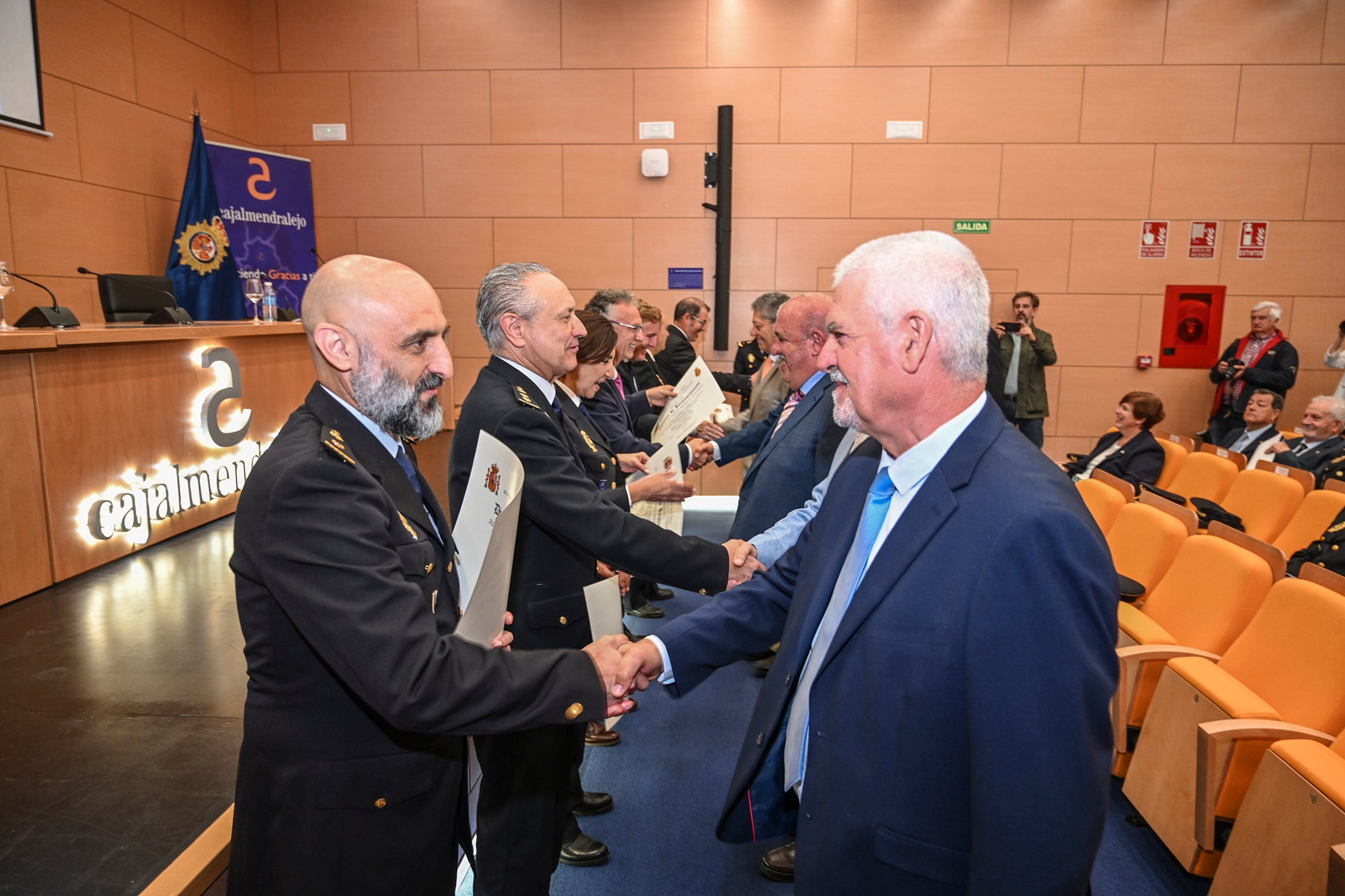 Fotos | Acto de entrega de diplomas de la Policía Nacional en Badajoz a miembros honorarios y jubilados