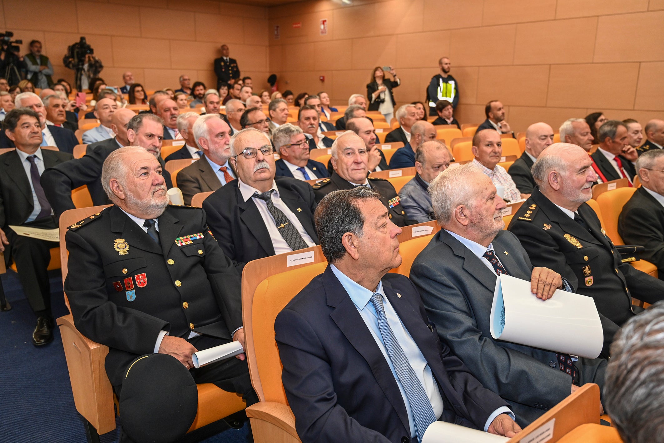 Fotos | Acto de entrega de diplomas de la Policía Nacional en Badajoz a miembros honorarios y jubilados