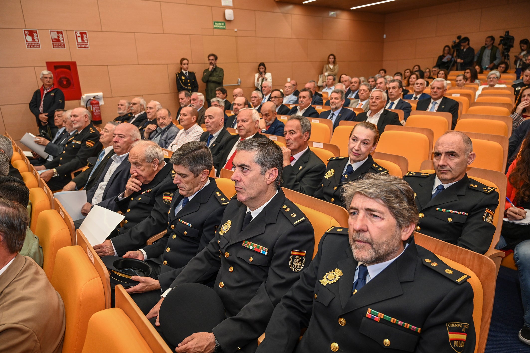Fotos | Acto de entrega de diplomas de la Policía Nacional en Badajoz a miembros honorarios y jubilados
